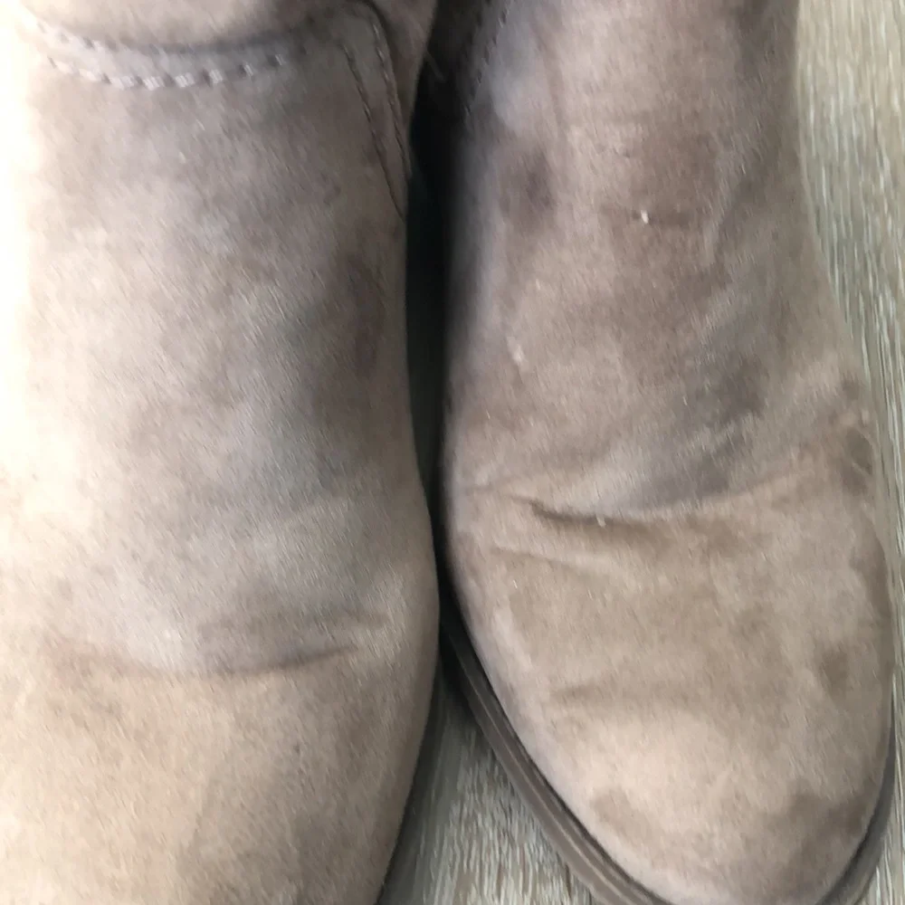 Women’s bootie, light brown, size 8.5.